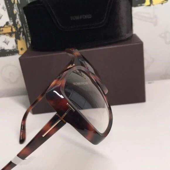 NEW AUTHENTIC Tom Ford Women\'s Oversized Tortoise Sunglasses TF943 53F\